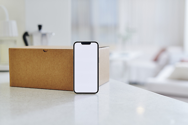 포토 JPG 실내 스마트라이프 사람없음 아웃포커스 스마트폰 스마트기기 배송 택배 택배상자 목업 국내포토 라이프스타일 촬영기법 내부 전자제품 핸드폰 상자 운송업 파일형식