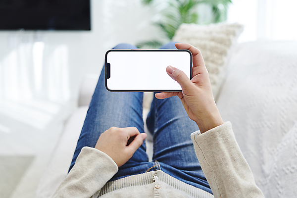 포토 JPG 손 여자 실내 스마트라이프 한명 들기 성인 앞모습 아웃포커스 30대 스마트폰 스마트기기 소파 눕기 터치 한국인 하반신 다리 목업 성인여자한명만 국내포토 1 라이프스타일 뷰포인트 의자 모션 촬영기법 사람 동양인 내부 신체부위 장년 전자제품 핸드폰 여자한명만 성인여자만 파일형식