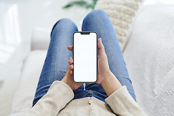 포토 JPG 손 여자 실내 스마트라이프 한명 들기 성인 앞모습 아웃포커스 30대 스마트폰 스마트기기 소파 눕기 한국인 하반신 다리 목업 성인여자한명만 국내포토 1 라이프스타일 뷰포인트 의자 모션 촬영기법 사람 동양인 내부 신체부위 장년 전자제품 핸드폰 여자한명만 성인여자만 파일형식