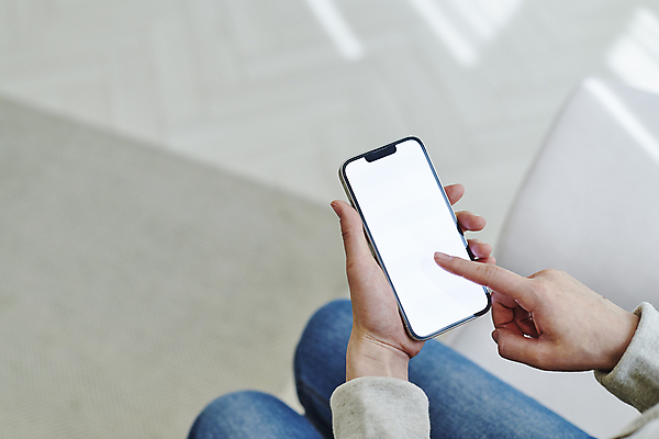 포토 JPG 손 남자 실내 스마트라이프 한명 들기 앉기 20대 성인 옆모습 신체부위 스마트폰 스마트기기 소파 터치 한국인 다리 목업 성인남자한명만 국내포토 1 라이프스타일 뷰포인트 의자 모션 사람 동양인 청년 내부 전자제품 핸드폰 남자한명만 성인남자만 파일형식