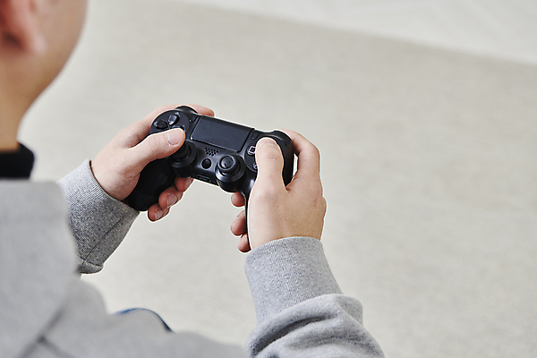 포토 JPG 손 남자 실내 스마트라이프 한명 들기 상반신 20대 성인 뒷모습 스마트기기 한국인 게임 게임콘트롤러 성인남자한명만 국내포토 1 라이프스타일 뷰포인트 모션 놀이 사람 동양인 청년 내부 신체부위 전자제품 게임기 남자한명만 성인남자만 파일형식