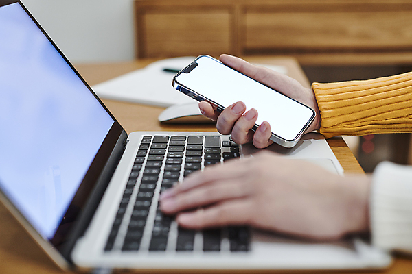 포토 JPG 손 실내 스마트라이프 들기 아웃포커스 신체부위 노트북 스마트폰 스마트기기 타이핑 업무 소프트포커스 책상 재택근무 목업 국내포토 라이프스타일 가구 비즈니스 모션 촬영기법 사람 내부 전자제품 핸드폰 작업 파일형식