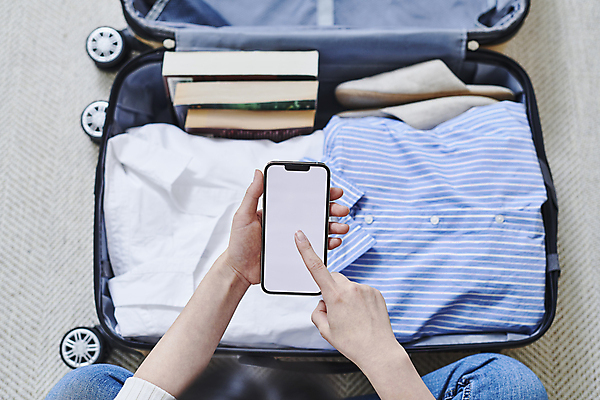 포토 JPG 손 옷 여행 실내 실내화 스마트라이프 들기 신체부위 책 스마트폰 스마트기기 하이앵글 캐리어 터치 오픈 확인 준비 짐싸기 목업 국내포토 라이프스타일 뷰포인트 신발 모션 사람 내부 전자제품 핸드폰 여행가방 파일형식