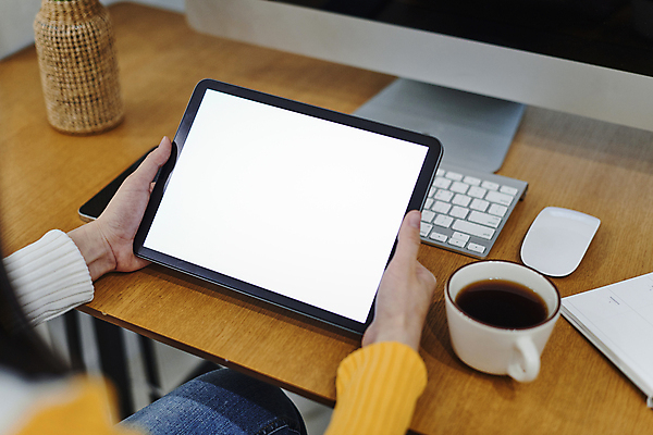 포토 JPG 손 커피 실내 스마트라이프 들기 신체부위 스마트기기 컴퓨터 태블릿 다이어리 키보드 업무 소프트포커스 커피잔 재택근무 무선마우스 목업 국내포토 라이프스타일 음료 비즈니스 모션 잔 촬영기법 사람 내부 전자제품 사무용품 마우스 작업 파일형식