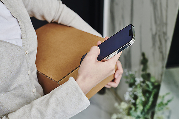 포토 JPG 여자 실내 스마트라이프 한명 들기 상반신 성인 옆모습 아웃포커스 30대 스마트폰 스마트기기 한국인 확인 택배 택배상자 목업 성인여자한명만 국내포토 1 라이프스타일 뷰포인트 모션 촬영기법 사람 동양인 내부 장년 전자제품 핸드폰 상자 운송업 여자한명만 성인여자만 파일형식
