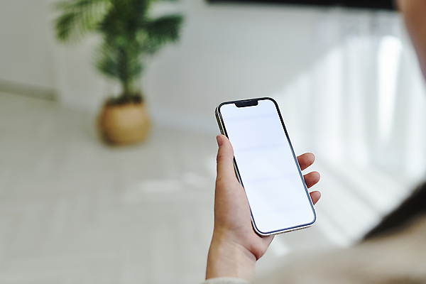 포토 JPG 손 화분 거실 실내 스마트라이프 들기 아웃포커스 신체부위 스마트폰 스마트기기 소프트포커스 확인 목업 국내포토 라이프스타일 모션 촬영기법 사람 내부 전자제품 핸드폰 파일형식