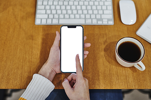 포토 JPG 손 커피 실내 스마트라이프 들기 신체부위 스마트폰 스마트기기 하이앵글 터치 키보드 업무 커피잔 책상 재택근무 무선마우스 목업 국내포토 라이프스타일 음료 뷰포인트 가구 비즈니스 모션 잔 사람 내부 전자제품 핸드폰 마우스 작업 파일형식