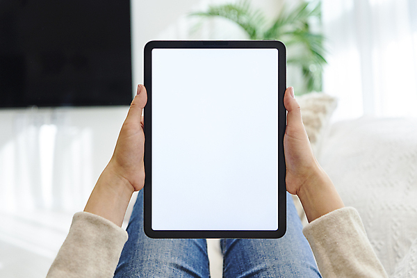 포토 JPG 손 여자 거실 실내 스마트라이프 한명 들기 성인 아웃포커스 30대 스마트기기 소파 태블릿 한국인 하반신 다리 목업 성인여자한명만 국내포토 1 라이프스타일 의자 모션 촬영기법 사람 동양인 내부 신체부위 장년 전자제품 여자한명만 성인여자만 파일형식