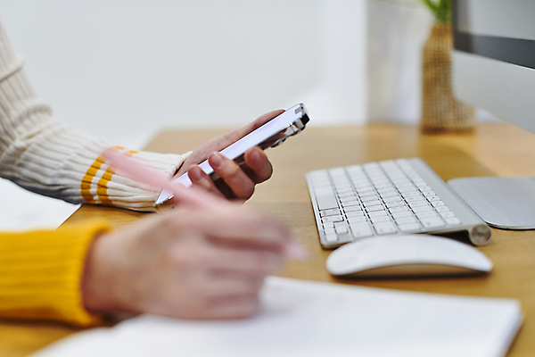 포토 JPG 손 실내 스마트라이프 들기 아웃포커스 신체부위 스마트폰 스마트기기 볼펜 다이어리 키보드 기록 업무 소프트포커스 책상 재택근무 무선마우스 목업 국내포토 라이프스타일 가구 비즈니스 모션 촬영기법 사람 내부 전자제품 핸드폰 펜 사무용품 마우스 작업 파일형식