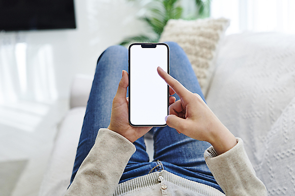 포토 JPG 손 여자 실내 스마트라이프 한명 들기 성인 앞모습 아웃포커스 30대 스마트폰 스마트기기 소파 눕기 터치 한국인 하반신 다리 목업 성인여자한명만 국내포토 1 라이프스타일 뷰포인트 의자 모션 촬영기법 사람 동양인 내부 신체부위 장년 전자제품 핸드폰 여자한명만 성인여자만 파일형식