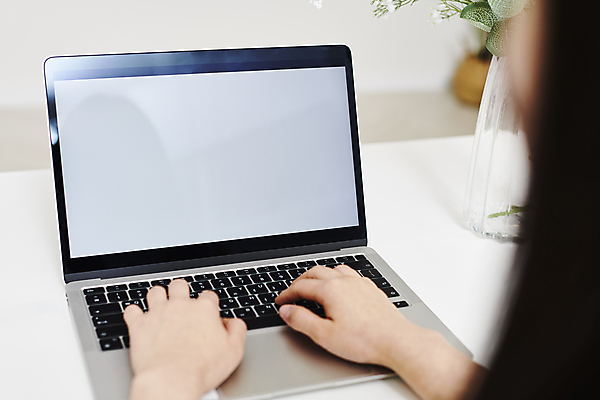 포토 JPG 손 여자 탁자 실내 스마트라이프 한명 성인 뒷모습 신체부위 30대 노트북 스마트기기 꽃병 한국인 타이핑 업무 소프트포커스 재택근무 목업 성인여자한명만 국내포토 1 라이프스타일 꽃 뷰포인트 가구 비즈니스 촬영기법 사람 동양인 내부 장년 전자제품 작업 여자한명만 성인여자만 파일형식