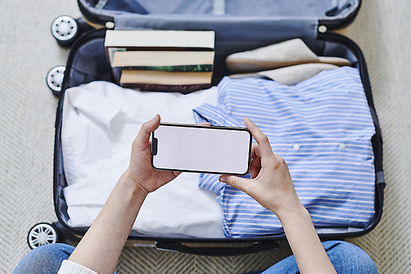 포토 JPG 손 옷 여행 실내 실내화 스마트라이프 들기 신체부위 책 스마트폰 스마트기기 하이앵글 캐리어 오픈 확인 준비 짐싸기 목업 국내포토 라이프스타일 뷰포인트 신발 모션 사람 내부 전자제품 핸드폰 여행가방 파일형식