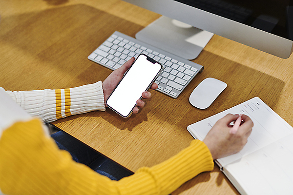 포토 JPG 손 실내 스마트라이프 들기 신체부위 스마트폰 스마트기기 컴퓨터 볼펜 다이어리 키보드 기록 업무 책상 재택근무 무선마우스 목업 국내포토 라이프스타일 가구 비즈니스 모션 사람 내부 전자제품 핸드폰 펜 사무용품 마우스 작업 파일형식