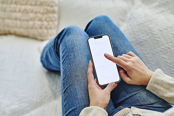 포토 JPG 손 여자 실내 스마트라이프 한명 들기 앉기 성인 옆모습 30대 스마트폰 스마트기기 소파 터치 한국인 하반신 다리 목업 성인여자한명만 국내포토 1 라이프스타일 뷰포인트 의자 모션 사람 동양인 내부 신체부위 장년 전자제품 핸드폰 여자한명만 성인여자만 파일형식