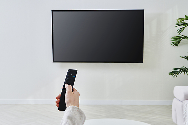 포토 JPG 손 거실 실내 스마트라이프 들기 신체부위 텔레비전 리모컨 티비시청 목업 국내포토 라이프스타일 모션 사람 내부 전자제품 시청_보고들음 파일형식