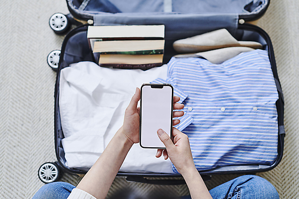 포토 JPG 손 옷 여행 실내 실내화 스마트라이프 들기 신체부위 책 스마트폰 스마트기기 하이앵글 캐리어 터치 오픈 확인 준비 짐싸기 목업 국내포토 라이프스타일 뷰포인트 신발 모션 사람 내부 전자제품 핸드폰 여행가방 파일형식