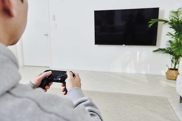 포토 JPG 남자 화분 거실 실내 스마트라이프 한명 들기 상반신 20대 성인 뒷모습 스마트기기 텔레비전 한국인 게임 게임콘트롤러 성인남자한명만 국내포토 1 라이프스타일 뷰포인트 모션 놀이 사람 동양인 청년 내부 전자제품 게임기 남자한명만 성인남자만 파일형식