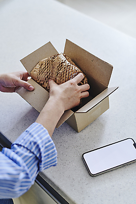 포토 JPG 손 실내 스마트라이프 들기 신체부위 스마트폰 스마트기기 잡기 오픈 확인 택배 택배상자 포장재료 목업 국내포토 라이프스타일 포장 모션 사람 내부 전자제품 핸드폰 상자 운송업 파일형식