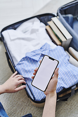 포토 JPG 손 옷 여행 실내 스마트라이프 들기 신체부위 책 스마트폰 스마트기기 캐리어 오픈 확인 준비 짐싸기 목업 국내포토 라이프스타일 모션 사람 내부 전자제품 핸드폰 여행가방 파일형식