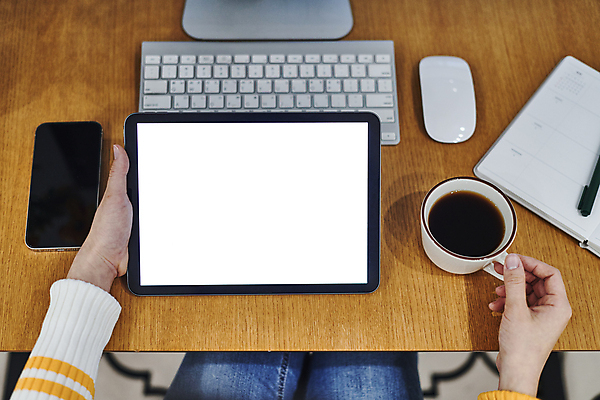 포토 JPG 손 커피 실내 스마트라이프 들기 신체부위 스마트폰 스마트기기 컴퓨터 하이앵글 태블릿 볼펜 다이어리 키보드 잡기 커피잔 책상 재택근무 무선마우스 목업 국내포토 라이프스타일 음료 뷰포인트 가구 비즈니스 모션 잔 사람 내부 전자제품 핸드폰 펜 사무용품 마우스 파일형식