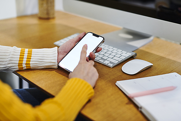 포토 JPG 손 실내 스마트라이프 들기 아웃포커스 신체부위 스마트폰 스마트기기 컴퓨터 볼펜 다이어리 터치 키보드 소프트포커스 책상 재택근무 무선마우스 목업 국내포토 라이프스타일 가구 비즈니스 모션 촬영기법 사람 내부 전자제품 핸드폰 펜 사무용품 마우스 파일형식