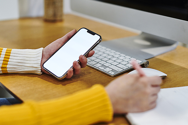 포토 JPG 손 실내 스마트라이프 들기 아웃포커스 신체부위 스마트폰 스마트기기 컴퓨터 볼펜 다이어리 키보드 기록 업무 소프트포커스 책상 재택근무 무선마우스 목업 국내포토 라이프스타일 가구 비즈니스 모션 촬영기법 사람 내부 전자제품 핸드폰 펜 사무용품 마우스 작업 파일형식