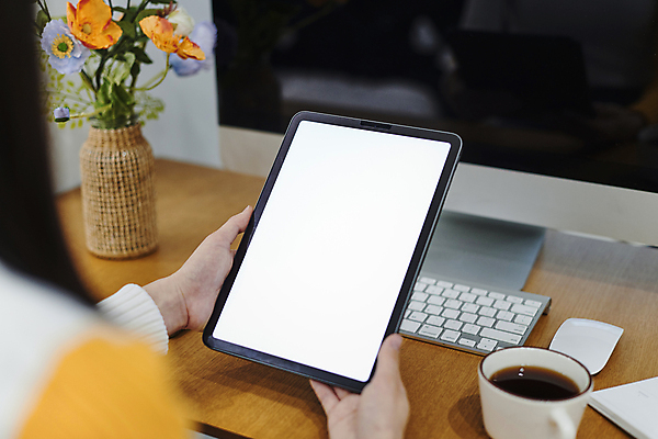 포토 JPG 손 여자 꽃 커피 실내 스마트라이프 한명 들기 상반신 성인 뒷모습 신체부위 30대 스마트기기 컴퓨터 태블릿 꽃병 한국인 키보드 업무 소프트포커스 커피잔 책상 재택근무 무선마우스 목업 성인여자한명만 국내포토 식물 1 라이프스타일 음료 뷰포인트 가구 비즈니스 모션 잔 촬영기법 사람 동양인 내부 장년 전자제품 마우스 작업 여자한명만 성인여자만 파일형식