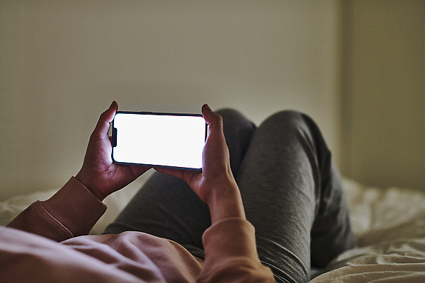 포토 JPG 여자 휴식 실내 스마트라이프 한명 들기 성인 옆모습 30대 스마트폰 스마트기기 눕기 한국인 하반신 침대 목업 성인여자한명만 국내포토 1 라이프스타일 뷰포인트 가구 컨셉 모션 사람 동양인 내부 장년 전자제품 핸드폰 여자한명만 성인여자만 파일형식