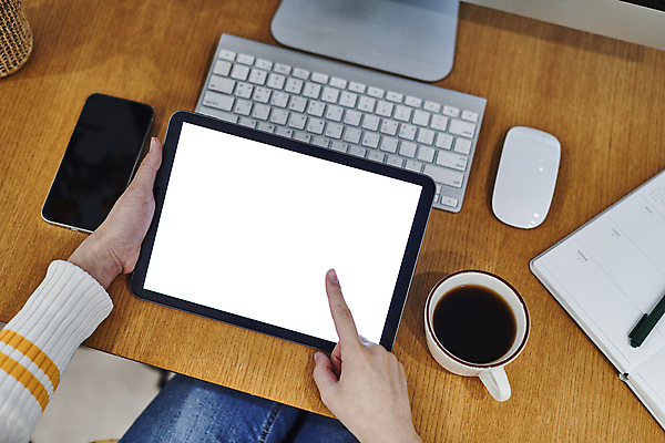 포토 JPG 손 커피 실내 스마트라이프 들기 신체부위 스마트폰 스마트기기 컴퓨터 하이앵글 태블릿 볼펜 다이어리 터치 키보드 업무 커피잔 책상 재택근무 무선마우스 목업 국내포토 라이프스타일 음료 뷰포인트 가구 비즈니스 모션 잔 사람 내부 전자제품 핸드폰 펜 사무용품 마우스 작업 파일형식