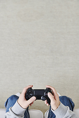 포토 JPG 손 남자 실내 스마트라이프 한명 들기 앉기 20대 성인 신체부위 스마트기기 소파 하이앵글 한국인 하반신 게임 다리 게임콘트롤러 성인남자한명만 국내포토 1 라이프스타일 뷰포인트 의자 모션 놀이 사람 동양인 청년 내부 전자제품 게임기 남자한명만 성인남자만 파일형식