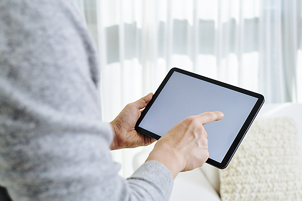 포토 JPG 남자 쿠션 실내 스마트라이프 한명 들기 상반신 성인 뒷모습 30대 스마트기기 태블릿 터치 한국인 커튼 컨트롤 목업 성인남자한명만 스마트홈 국내포토 1 라이프스타일 뷰포인트 모션 사람 동양인 내부 장년 전자제품 남자한명만 성인남자만 파일형식 AI_인공지능