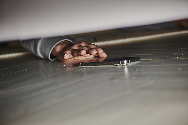 포토 JPG 손 바닥 실내 스마트라이프 신체부위 스마트폰 스마트기기 소파 어둠 떨어짐 먼지 손뻗기 줍기 국내포토 라이프스타일 컨셉 의자 모션 사람 내부 전자제품 핸드폰 파일형식