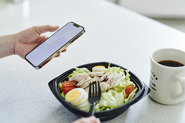 포토 JPG 손 커피 포크 다이어트 방울토마토 실내 스마트라이프 들기 신체부위 스마트폰 스마트기기 식사 샐러드 머그컵 플라스틱 삶은계란 저칼로리식단 목업 식단관리 국내포토 라이프스타일 식기 음료 음식 토마토 모션 재질 건강 사람 내부 컵 전자제품 핸드폰 계란 계란요리 식단 저칼로리 파일형식