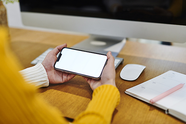 포토 JPG 손 실내 스마트라이프 들기 신체부위 스마트폰 스마트기기 컴퓨터 볼펜 다이어리 키보드 업무 소프트포커스 책상 재택근무 무선마우스 목업 국내포토 라이프스타일 가구 비즈니스 모션 촬영기법 사람 내부 전자제품 핸드폰 펜 사무용품 마우스 작업 파일형식