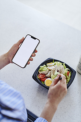 포토 JPG 손 포크 다이어트 방울토마토 실내 스마트라이프 들기 신체부위 스마트폰 스마트기기 식사 샐러드 플라스틱 삶은계란 저칼로리식단 목업 식단관리 국내포토 라이프스타일 식기 음식 토마토 모션 재질 건강 사람 내부 전자제품 핸드폰 계란 계란요리 식단 저칼로리 파일형식