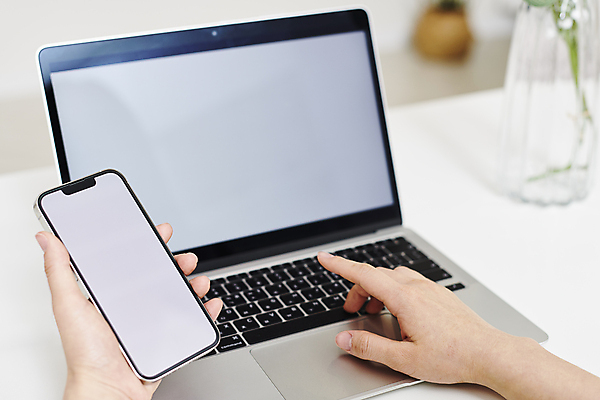 포토 JPG 손 탁자 실내 스마트라이프 들기 아웃포커스 신체부위 노트북 스마트폰 스마트기기 꽃병 가리킴 업무 재택근무 목업 국내포토 라이프스타일 꽃 가구 비즈니스 모션 촬영기법 사람 손짓 내부 전자제품 핸드폰 작업 파일형식