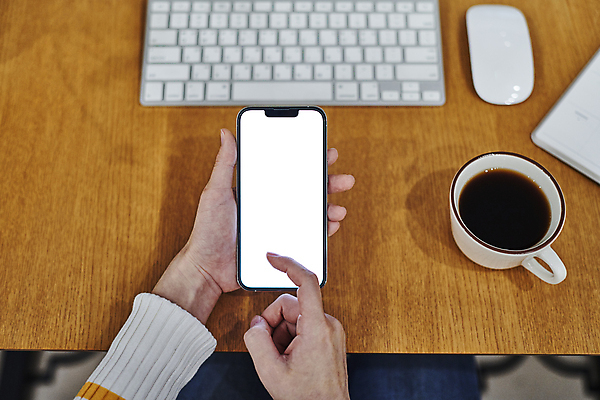 포토 JPG 손 커피 실내 스마트라이프 들기 신체부위 스마트폰 스마트기기 하이앵글 터치 키보드 커피잔 책상 재택근무 무선마우스 목업 국내포토 라이프스타일 음료 뷰포인트 가구 비즈니스 모션 잔 사람 내부 전자제품 핸드폰 마우스 파일형식