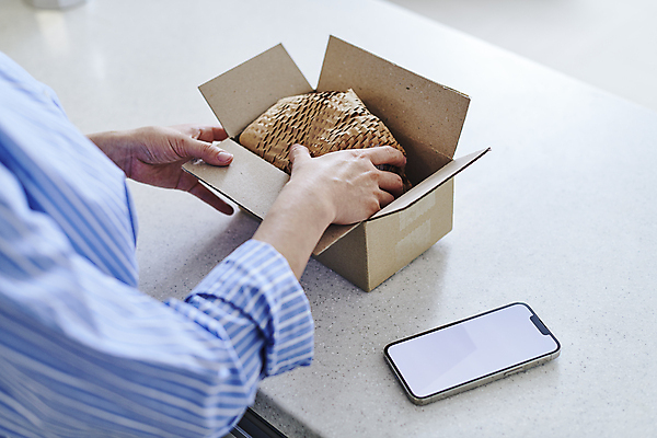 포토 JPG 여자 실내 스마트라이프 한명 들기 상반신 성인 옆모습 30대 스마트폰 스마트기기 한국인 잡기 오픈 확인 택배 택배상자 포장재료 목업 성인여자한명만 국내포토 1 라이프스타일 뷰포인트 포장 모션 사람 동양인 내부 장년 전자제품 핸드폰 상자 운송업 여자한명만 성인여자만 파일형식