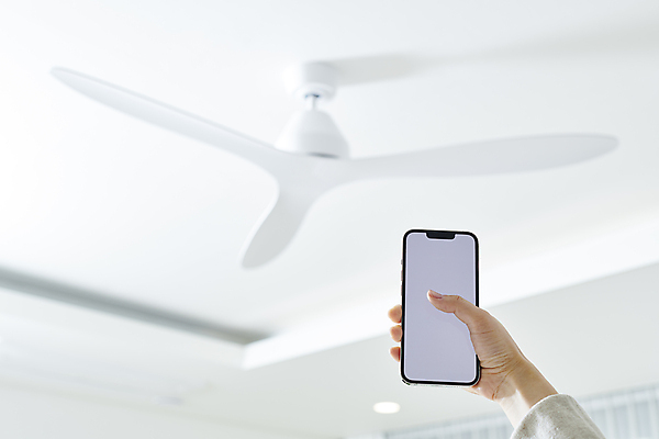 포토 JPG 손 실내 스마트라이프 들기 신체부위 스마트폰 스마트기기 터치 선풍기 천장 컨트롤 목업 스마트홈 국내포토 라이프스타일 모션 사람 내부 전자제품 핸드폰 가전제품 파일형식 AI_인공지능