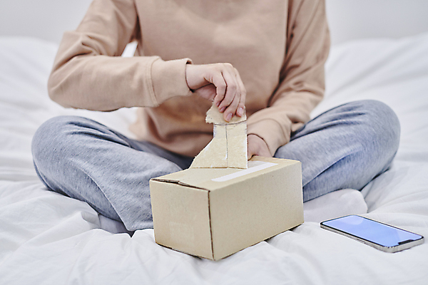 포토 JPG 여자 실내 스마트라이프 한명 앉기 상반신 성인 앞모습 30대 스마트폰 스마트기기 한국인 침대 잡기 택배 택배상자 목업 성인여자한명만 뜯기 국내포토 1 라이프스타일 뷰포인트 가구 모션 사람 동양인 내부 장년 전자제품 핸드폰 상자 운송업 여자한명만 성인여자만 파일형식