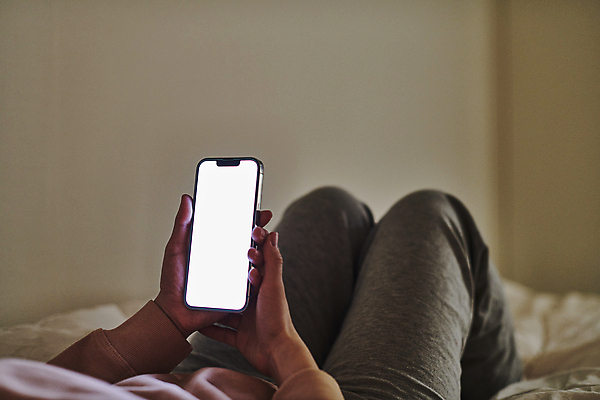 포토 JPG 여자 휴식 실내 스마트라이프 한명 들기 성인 옆모습 30대 스마트폰 스마트기기 눕기 한국인 하반신 침대 목업 성인여자한명만 국내포토 1 라이프스타일 뷰포인트 가구 컨셉 모션 사람 동양인 내부 장년 전자제품 핸드폰 여자한명만 성인여자만 파일형식