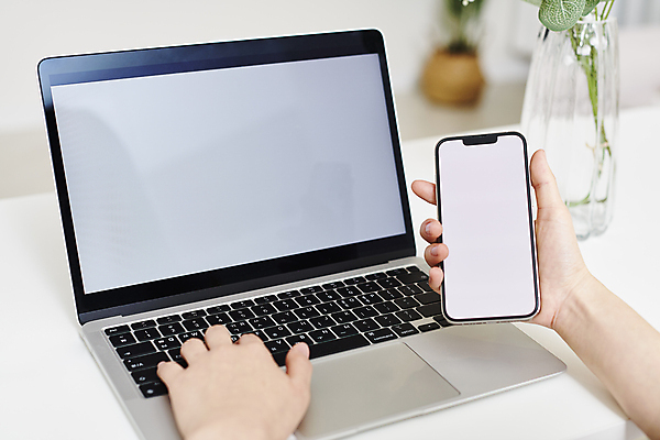 포토 JPG 손 탁자 실내 스마트라이프 들기 아웃포커스 신체부위 노트북 스마트폰 스마트기기 꽃병 타이핑 업무 재택근무 목업 국내포토 라이프스타일 꽃 가구 비즈니스 모션 촬영기법 사람 내부 전자제품 핸드폰 작업 파일형식