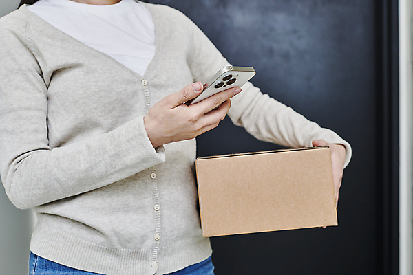 포토 JPG 여자 실내 스마트라이프 한명 들기 상반신 성인 앞모습 30대 스마트기기 한국인 확인 택배 현관문 택배상자 성인여자한명만 국내포토 1 라이프스타일 뷰포인트 모션 사람 동양인 내부 장년 전자제품 상자 문 운송업 여자한명만 성인여자만 파일형식