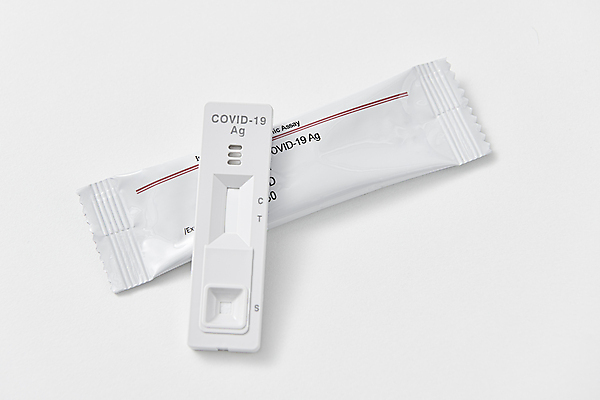 포토 JPG 스튜디오촬영 실내 건강 사람없음 하이앵글 검사_조사 흰배경 자가진단 코로나바이러스 진단키트 검진키트 델타변이바이러스 오미크론 신속항원검사 국내포토 뷰포인트 백그라운드 의학 내부 흰색 의료용품 바이러스 파일형식