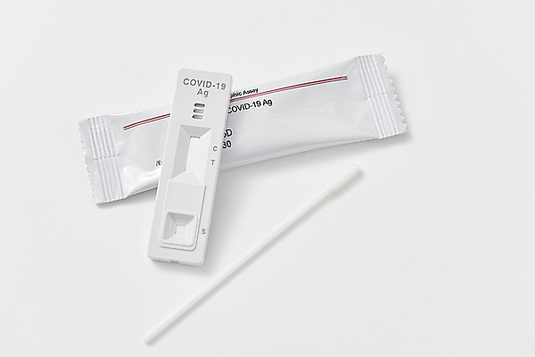포토 JPG 스튜디오촬영 실내 건강 사람없음 하이앵글 검사_조사 흰배경 면봉 자가진단 코로나바이러스 진단키트 검진키트 검사면봉 델타변이바이러스 오미크론 신속항원검사 국내포토 뷰포인트 백그라운드 의학 내부 흰색 의료용품 바이러스 파일형식