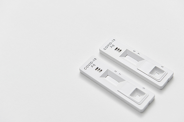 포토 JPG 스튜디오촬영 실내 건강 사람없음 검사_조사 흰배경 자가진단 카피스페이스 코로나바이러스 진단키트 검진키트 델타변이바이러스 오미크론 신속항원검사 국내포토 백그라운드 의학 내부 공백 흰색 의료용품 바이러스 파일형식