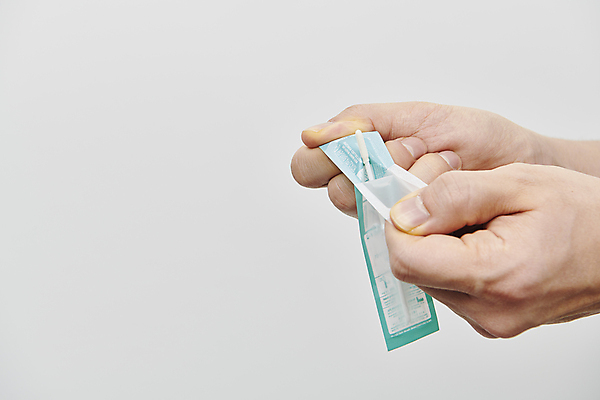 포토 JPG 스튜디오촬영 손 포장 실내 건강 신체부위 잡기 검사_조사 흰배경 면봉 자가진단 코로나바이러스 진단키트 검진키트 검사면봉 뜯기 델타변이바이러스 오미크론 신속항원검사 국내포토 백그라운드 의학 모션 사람 내부 흰색 의료용품 바이러스 파일형식