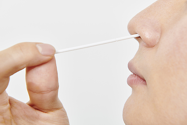 포토 JPG 스튜디오촬영 손 남자 얼굴 실내 건강 한명 근접촬영 성인 옆모습 신체부위 30대 한국인 잡기 검사_조사 흰배경 코 넣기 면봉 자가진단 성인남자한명만 코로나바이러스 진단키트 검진키트 검사면봉 델타변이바이러스 오미크론 신속항원검사 국내포토 1 뷰포인트 백그라운드 의학 모션 사람 동양인 내부 장년 흰색 의료용품 바이러스 남자한명만 성인남자만 파일형식