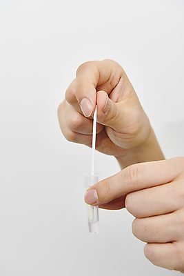 포토 JPG 스튜디오촬영 손 실내 건강 신체부위 잡기 액체 검사_조사 흰배경 용액 넣기 면봉 자가진단 코로나바이러스 진단키트 검진키트 검사면봉 델타변이바이러스 오미크론 신속항원검사 국내포토 백그라운드 의학 모션 사람 내부 흰색 의료용품 바이러스 파일형식