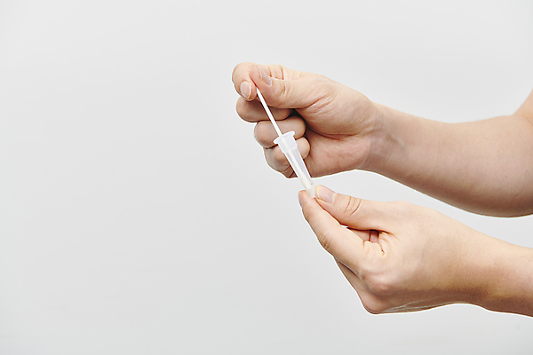 포토 JPG 스튜디오촬영 손 실내 건강 신체부위 잡기 액체 검사_조사 흰배경 용액 넣기 면봉 자가진단 코로나바이러스 진단키트 검진키트 검사면봉 델타변이바이러스 오미크론 신속항원검사 국내포토 백그라운드 의학 모션 사람 내부 흰색 의료용품 바이러스 파일형식